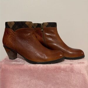 L’Artiste Brown Esben Ankle Bootie, size 42 / 9 US